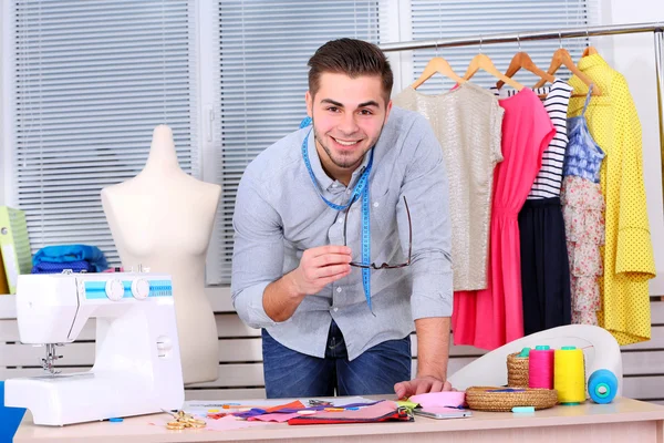 Giovane stilista crea una nuova collezione di vestiti — Foto Stock