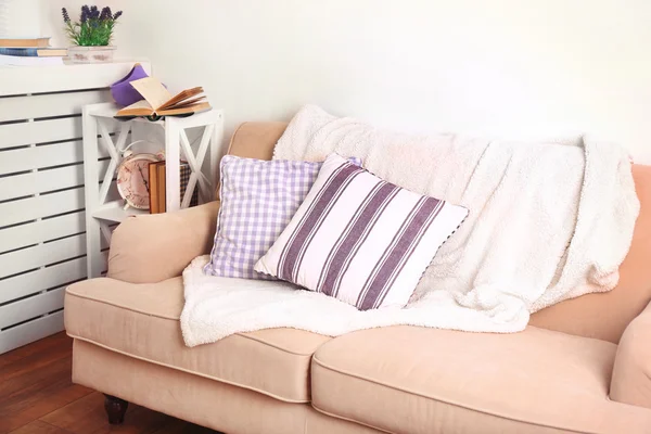 Chambre moderne avec canapé confortable, intérieur — Photo