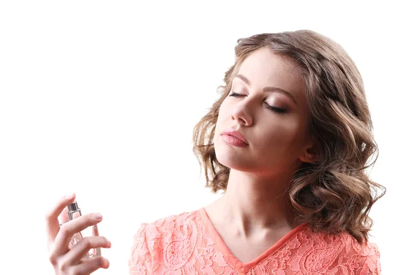 Schöne Frau mit Parfümflasche isoliert auf weiß — Stockfoto