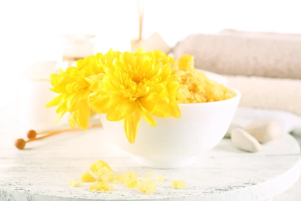 Wellness-Stillleben mit Farbe Meersalz auf Holztisch, Nahaufnahme — Stockfoto