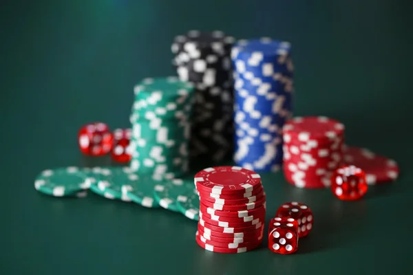 Fichas para póquer en mesa verde —  Fotos de Stock