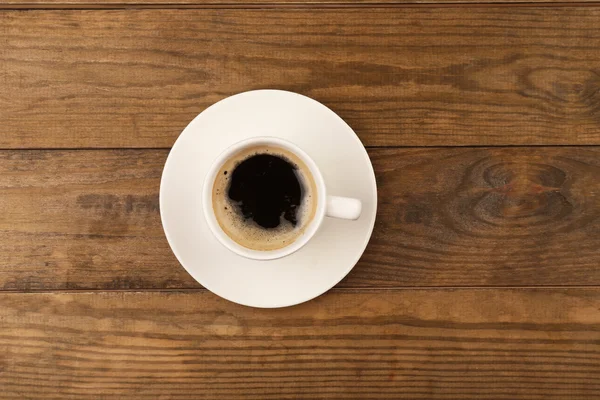 Taza de café sobre mesa de madera, vista superior — Foto de Stock