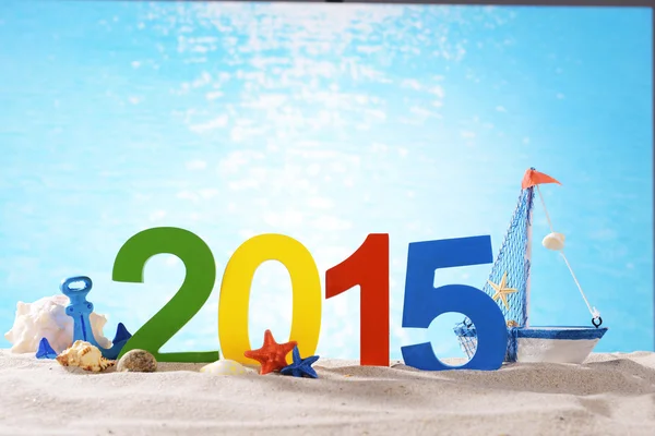 Señal de 2015 en arena de playa — Foto de Stock