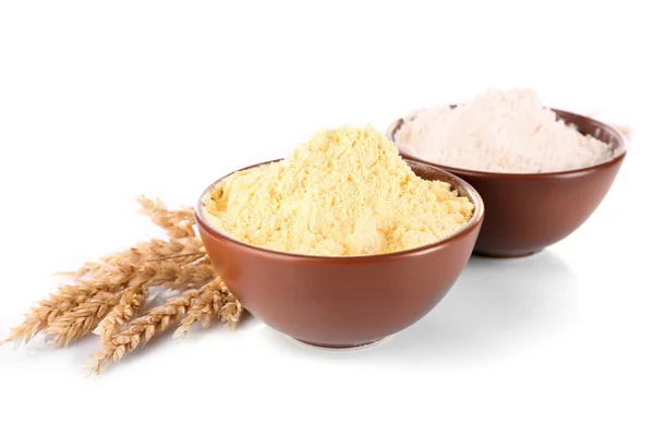 Mąki w misce i pszenica uszy na białym tle — Zdjęcie stockowe
