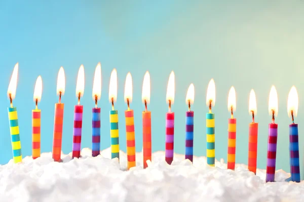 Gâteau d'anniversaire avec des bougies sur fond clair — Photo