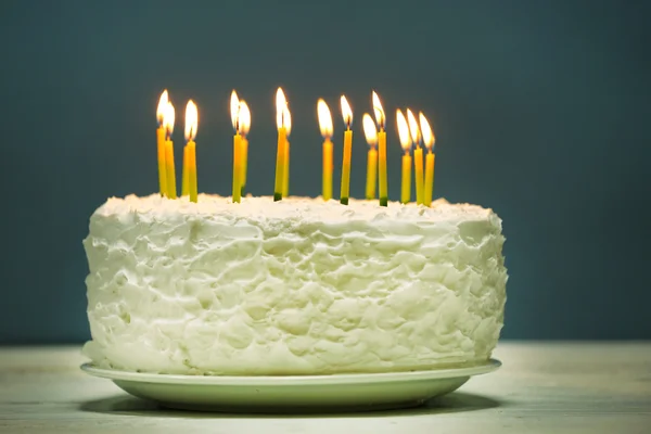 暗い背景にキャンドルで誕生日ケーキ — ストック写真