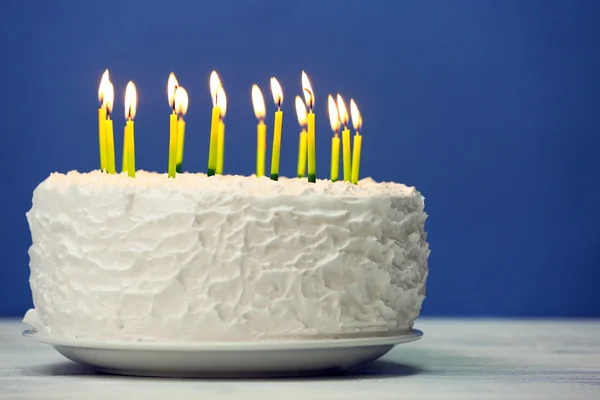 Bolo de aniversário com velas no fundo escuro — Fotografia de Stock