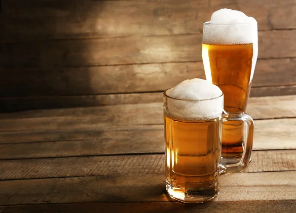 Glas öl på trä bakgrund — Stockfoto