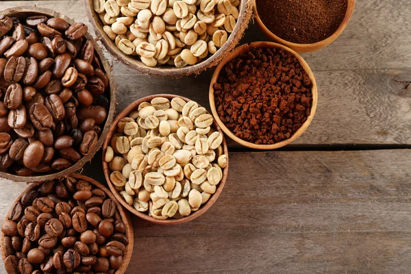 Verschiedene Kaffeesorten in kleinen Tellern auf Holztisch, Draufsicht — Stockfoto