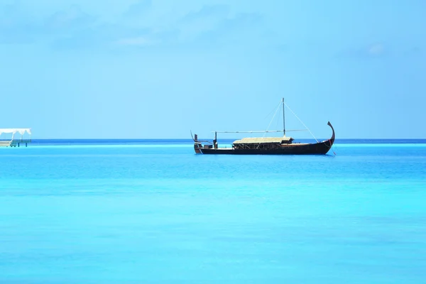 View of beautiful blue ocean water with boat in Baros Maldives — Stock Photo, Image