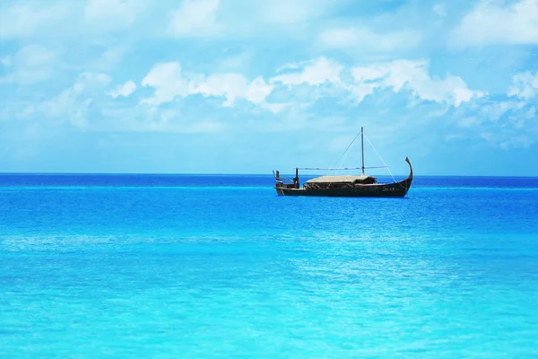 View of beautiful blue ocean water with ship in resort — Stock Photo, Image