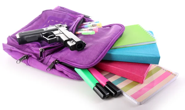 Pistola na mochila da escola, isolada em branco — Fotografia de Stock