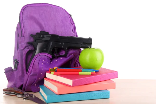 Pistole im Schulrucksack, isoliert auf weiß — Stockfoto