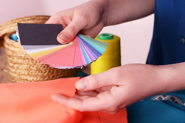 Muestras de tela colorida en manos femeninas, primer plano — Foto de Stock