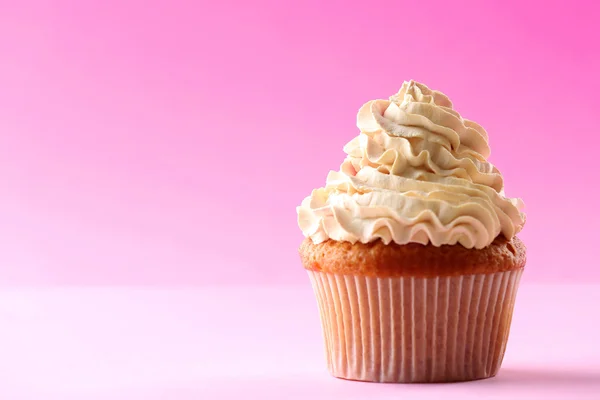 Bolo de aniversário em fundo de cor — Fotografia de Stock