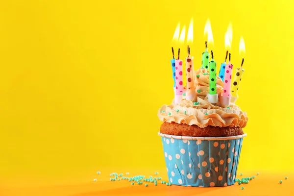 Födelsedag cupcake med ljus på färg bakgrund — Stockfoto