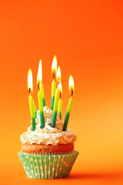 Verjaardag cupcake met kaarsen op kleur achtergrond — Stockfoto