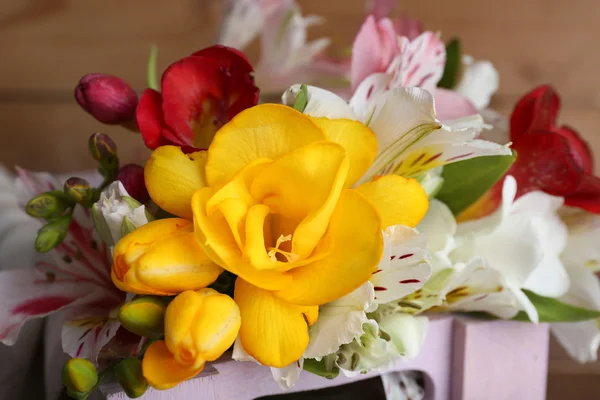 Beautiful spring flowers in wooden crate, closeup — Stock Photo, Image