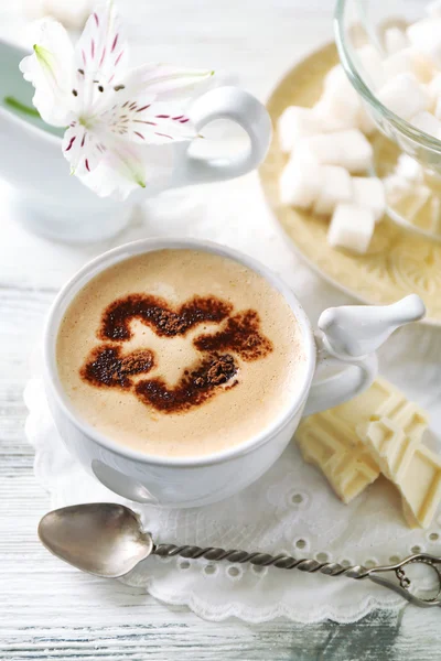 Šálek kávy latte art na dřevěný stůl, na světlé pozadí — Stock fotografie