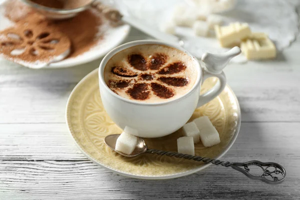 Taza de café latte arte sobre mesa de madera, sobre fondo claro — Foto de Stock