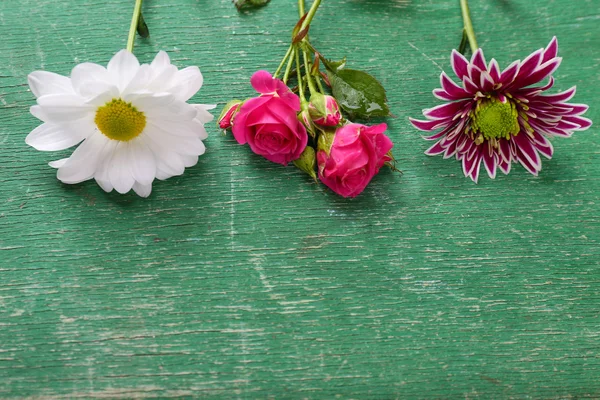 Olika blommor på trä bakgrund — Stockfoto