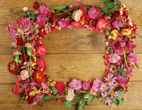 Frame van mooie droge bloemen op houten achtergrond — Stockfoto