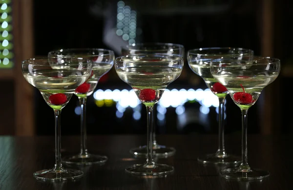 Copas de cócteles en el fondo del bar — Foto de Stock