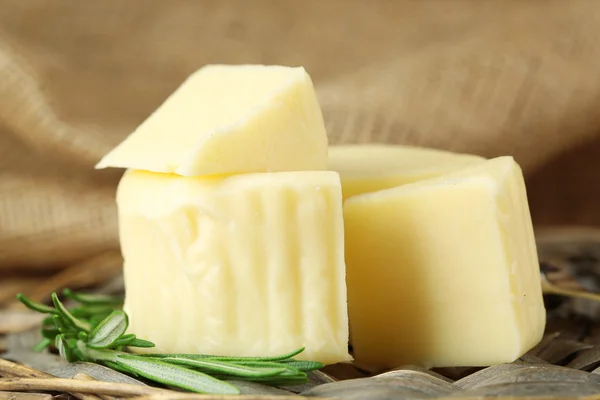Sýr na proutěný tác a žíně, detail — Stock fotografie