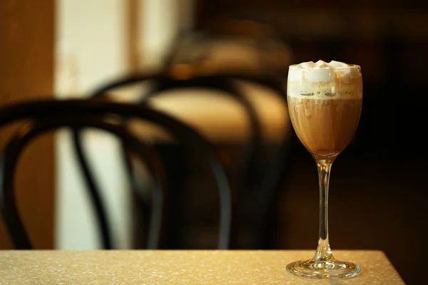 Verre de café avec crème sur la table dans le café — Photo