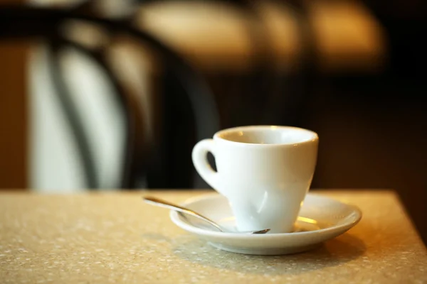 Taza de café en la mesa en la cafetería — Foto de Stock