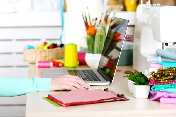 Näherin Hand - Arbeitsablauf, Nahaufnahme — Stockfoto