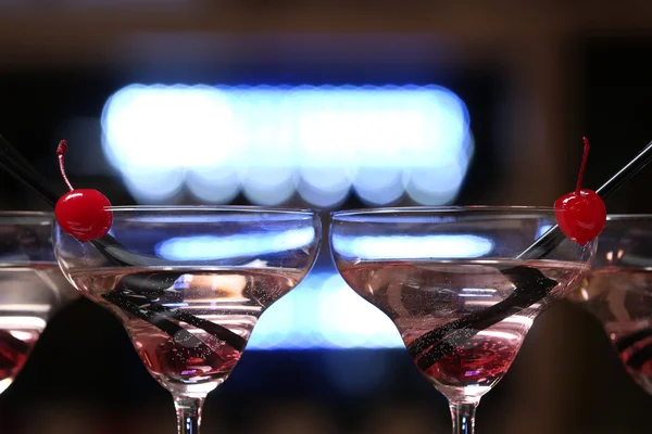 Copos de cocktails no fundo do bar — Fotografia de Stock