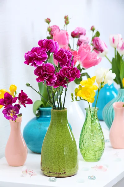 Composição com flores diferentes em vasos — Fotografia de Stock