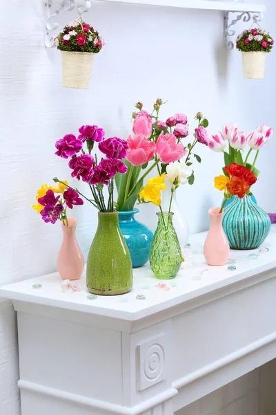 Composição com flores diferentes em vasos — Fotografia de Stock