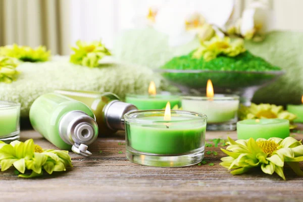 Hermosa composición de spa con velas en la mesa de cerca — Foto de Stock