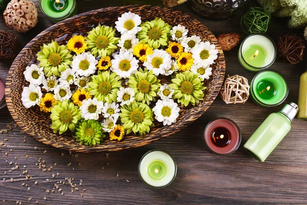 Velas con flores en plato — Foto de Stock