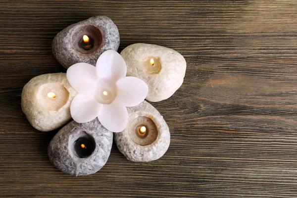 Velas sobre fondo de madera —  Fotos de Stock