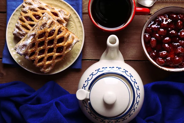 パン、お茶、木製のテーブルの上にジャムを表示します。 — ストック写真