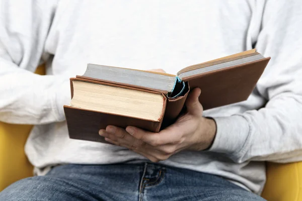 Jonge man lezen boek, close-up, op lichte achtergrond — Stockfoto