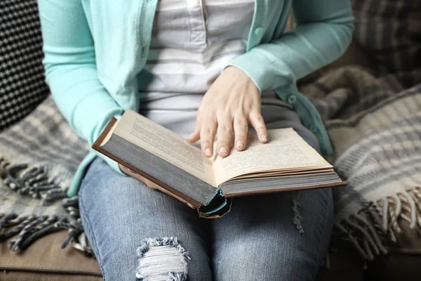 Jovem mulher leitura livro — Fotografia de Stock