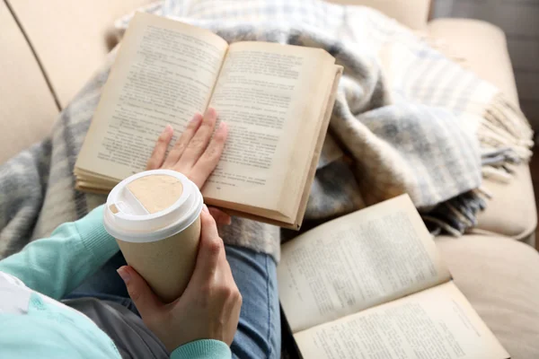 Jovem mulher leitura livro — Fotografia de Stock