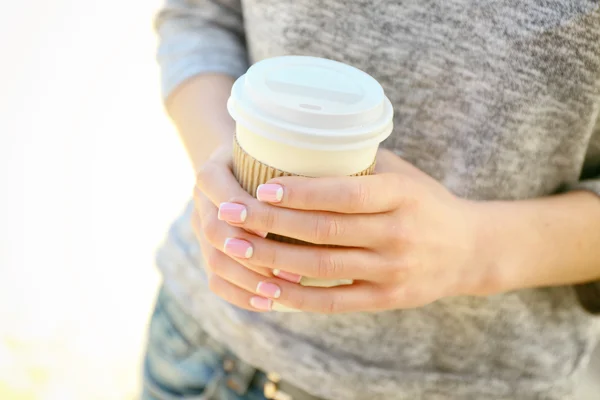 Manos femeninas con taza de papel de café al aire libre, primer plano —  Fotos de Stock