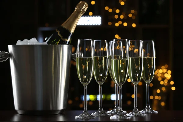 Copas de champán sobre fondo de bar — Foto de Stock