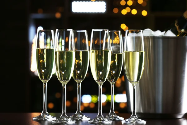 Glas champagne på bar bakgrund — Stockfoto