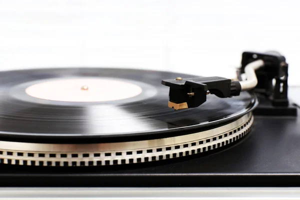 Grammofon med vinylskiva — Stockfoto