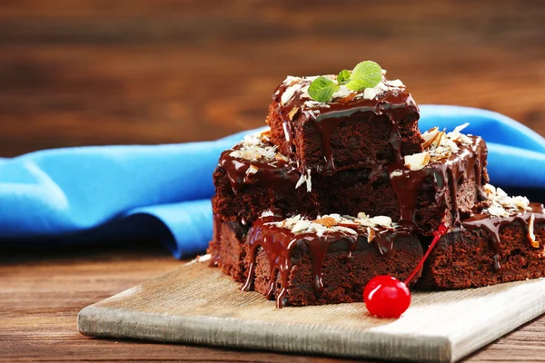 Délicieux gâteaux au chocolat sur table close-up — Photo