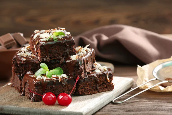 Deliciosos bolos de chocolate na mesa close-up — Fotografia de Stock