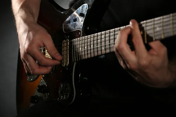 Jovem tocando guitarra elétrica — Fotografia de Stock