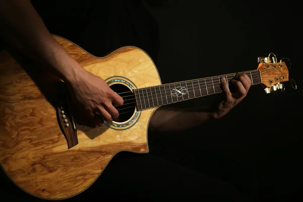 Young man playing on acoustic guitar — Stock Photo, Image