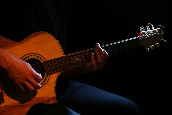 Genç adam akustik gitarla çalıyor. — Stok fotoğraf